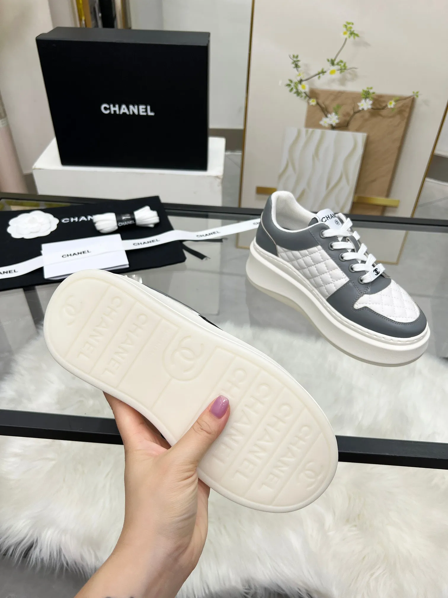 👟👟Ex-factory price 480👟👟 CHANEL 25C spring and summer new sports shoes official website is available at the same time ❤️ Counter out-of-stock kings. Major bloggers are recommending new styles on social days. This season’s new styles are simply eye-catching and look great on the feet. The casual casual sports style is refreshing and natural, interpreting Chanel’s fashionable femininity. The overall customization makes all sports models on the market at that time obsolete. This series is now available for sale! The upper is made of custom imported pebbled calf leather ➕ custom frosted calf leather. The lining is made of original one-to-one professionally customized mesh. Hardware accessories. Original full set of molds (not common in the market). Original custom molded TPU combination outsole. Height 4 cm. Women's size 35-39.